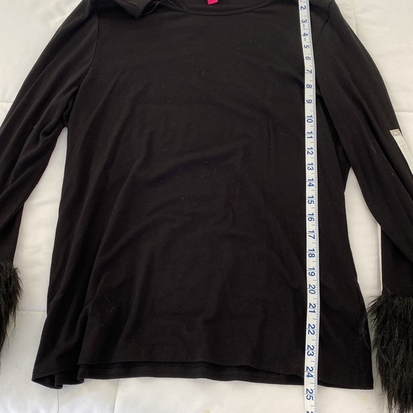 Vince Camuto black knit long sleeve tee with faux fur trim at cuffs - Picture 10 of 10